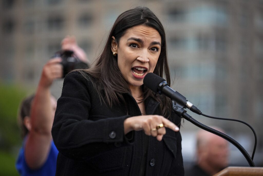 AOC interrupted at open of city corridor by protester yelling about ‘genocide’ in Gaza | Invesloan.com