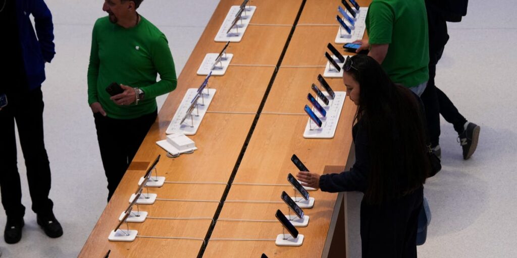 Apple Could Raise the Price of Some iPhone 17 Models, Analyst Says | Invesloan.com