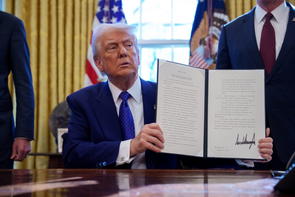 Court blocks Trump from firing Biden-appointed FTC commissioner | Invesloan.com