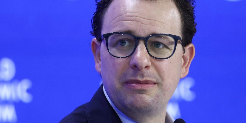 Most Anthropic Teams Are Coding With AI, however It’s Not Replacing Humans | Invesloan.com