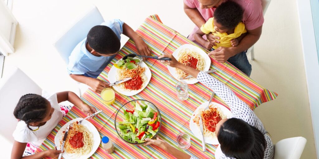 I Finally Found a Way to Teach My Kids Table Manners | Invesloan.com