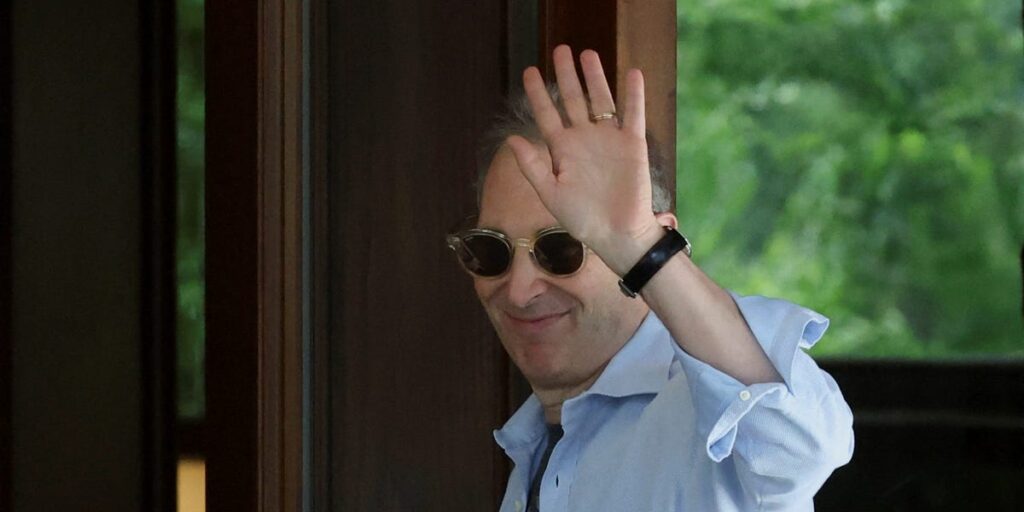 Watch Out Workers: Amazon’s AI Flex Shows How AI Is Transforming Jobs | Invesloan.com