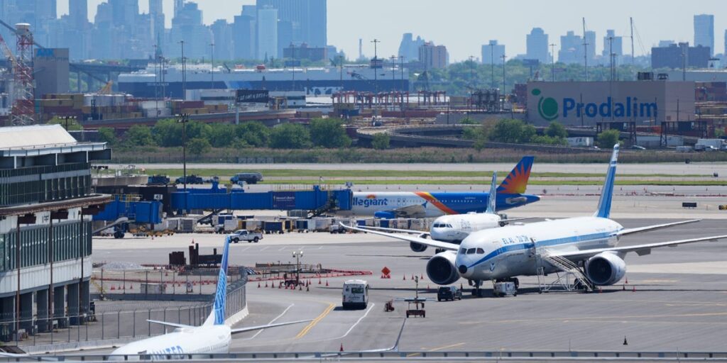 Air Traffic Control Shortages Pile up, Causing Airport Flight Delays | Invesloan.com