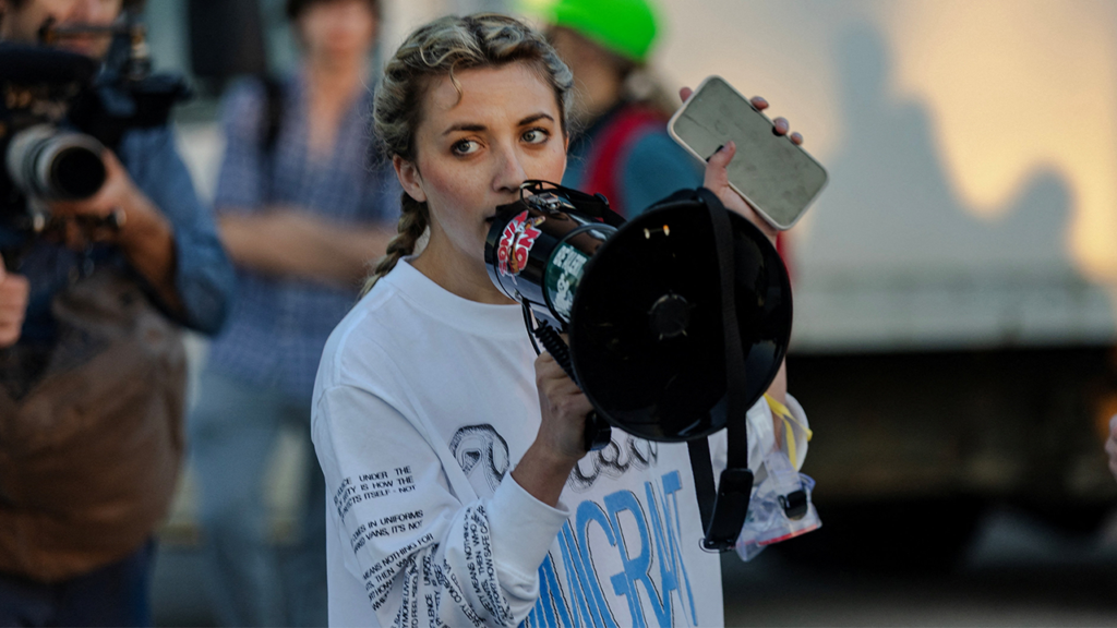 Democratic candidate Katherine Abughazaleh indicted over ICE protest | Invesloan.com