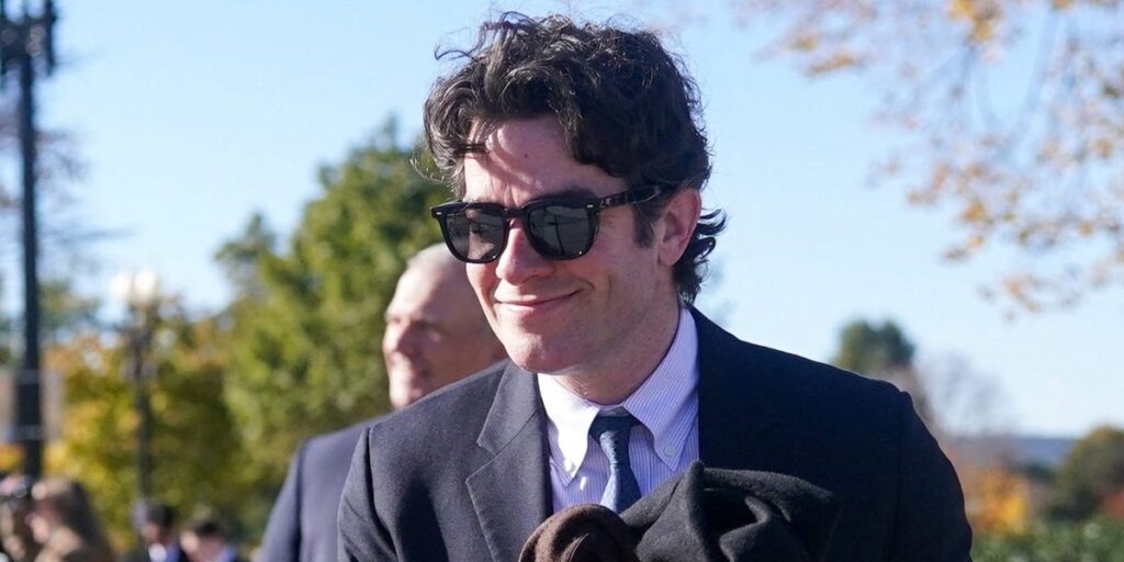 John Mulaney at Supreme Court Tariff Hearing Supporting Lawyer Friend | Invesloan.com