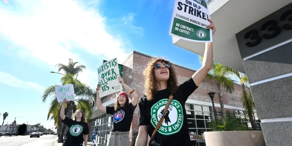 Unionized Starbucks Workers Launch Strike on Red Cup Day | Invesloan.com