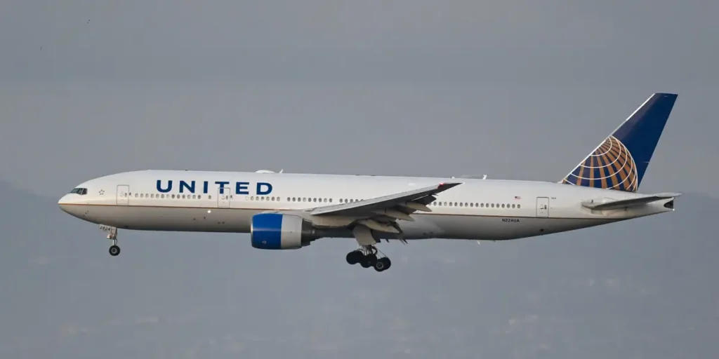 United Flight From SFO to Hong Kong Turned Back After a Burning Smell | Invesloan.com