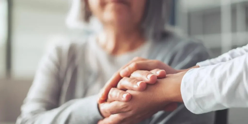 Single at 40: I Moved in With My 90-Year-Old Grandma As a Caregiver | Invesloan.com