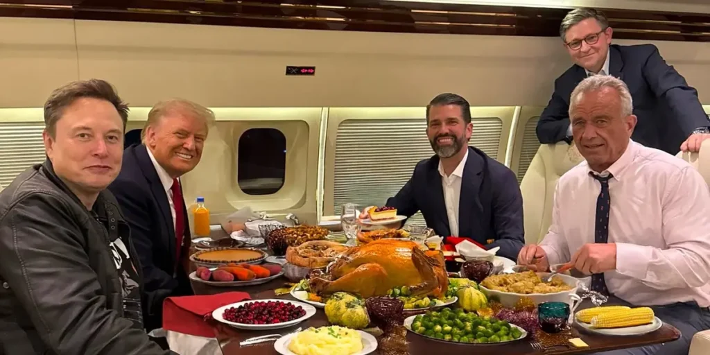 AI Thanksgiving Dinner Table Photos Are Popular This Year | Invesloan.com