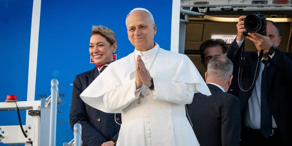 This Is How the Unofficial ‘Papal Airline’ Flies the Pope | Invesloan.com