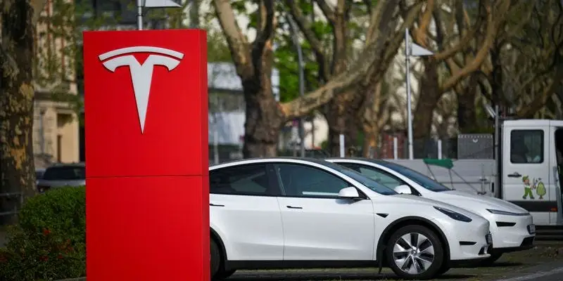 Elon Musk Says Tesla FSD Now Lets Drivers Use Phone in Some Cases | Invesloan.com