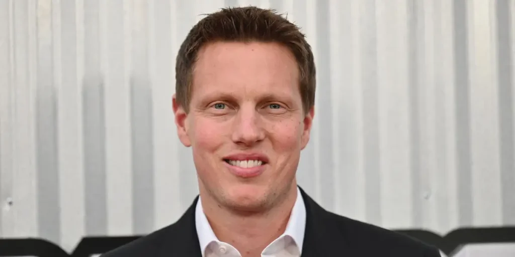 Netflix and Paramount Fight Over Warner Bros. Discovery | Invesloan.com