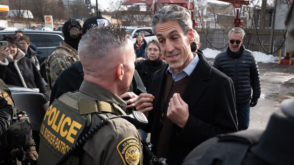 Blue metropolis mayor confronts Border Patrol commander in heated change on digital camera | Invesloan.com