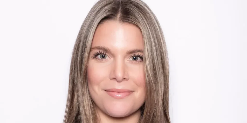 Finance Worker Makes Videos About Dressing within the Workplace | Invesloan.com