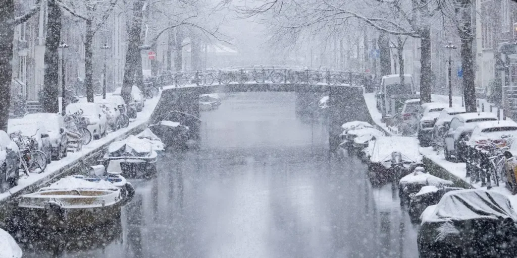 Amsterdam Snow Chaos Sees Flight Delays and Thousands of Cancellations | Invesloan.com