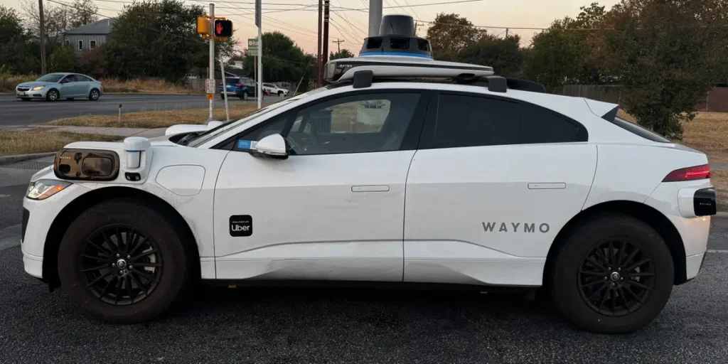 Waymo Car With Human Driver Crashes Into Parked Cars in Los Angeles | Invesloan.com