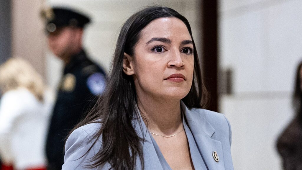 Rep. Alexandria Ocasio-Cortez helps anti-ICE protest, retains workplace open | Invesloan.com