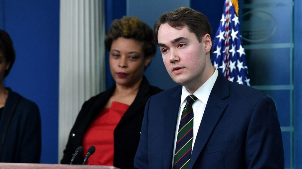 Biden staffer Andrew Bates, Trump staffer Tim Murtaugh spar over little one dying | Invesloan.com