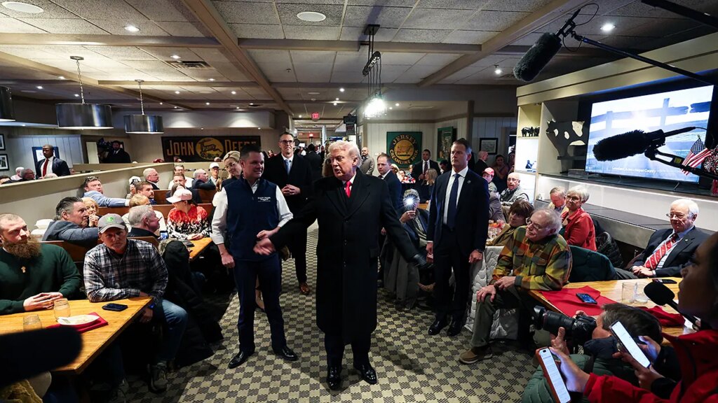 President Donald Trump receives prayer from Iowa restaurant patron | Invesloan.com