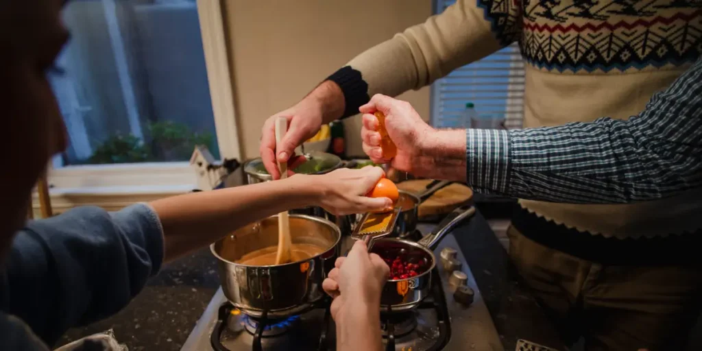 Polyamorous Family Finds Balance in Parenting Through Teamwork | Invesloan.com