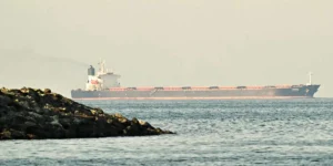 US-Israel Strikes on Iran Disrupt Global Shipping, Air Cargo | Invesloan.com