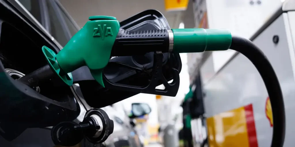 Oil Price Spike: What Countries Are Telling People to Do | Invesloan.com