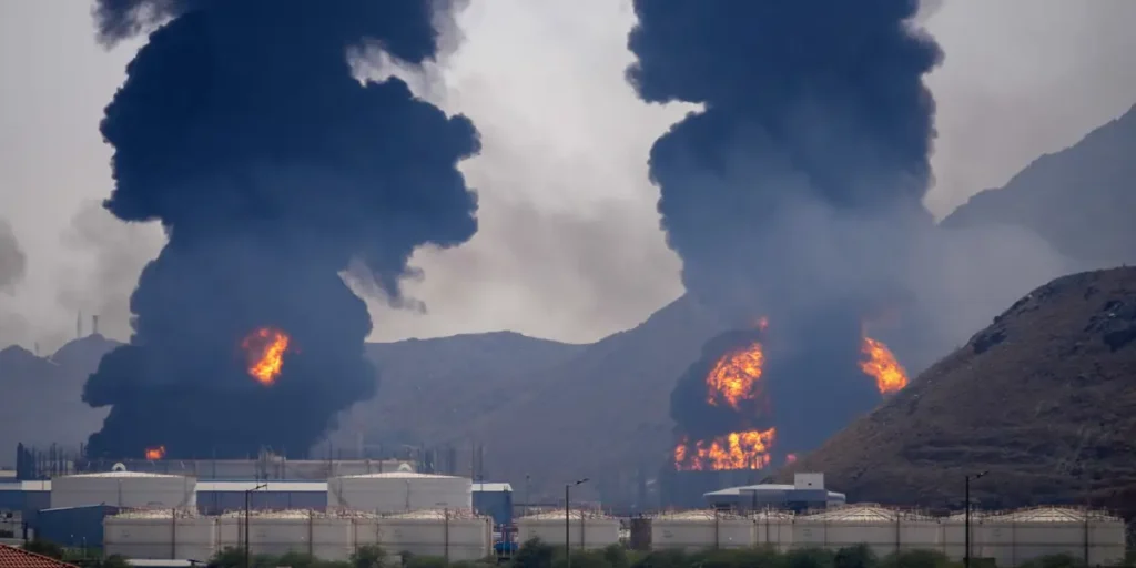 Photos: Fire at Key UAE Oil Hub Day After US Attack on Iran Oil Depot | Invesloan.com