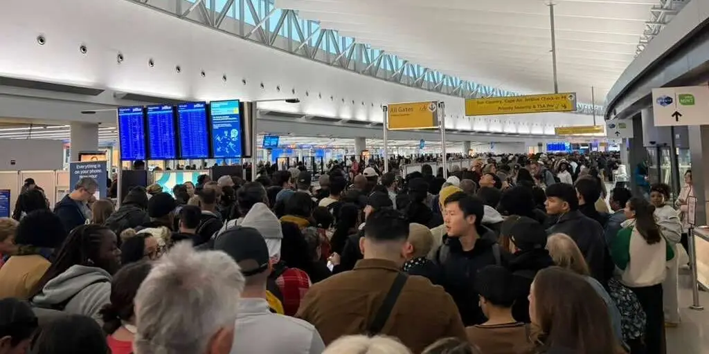 Travelers Describe Airport Chaos As Unpaid TSA Agents Stop Showing up | Invesloan.com