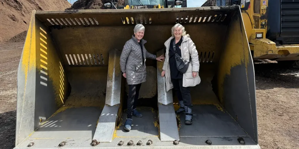 76-Year-Old Retiree: I Travel With Other Grandmas and Record It All | Invesloan.com