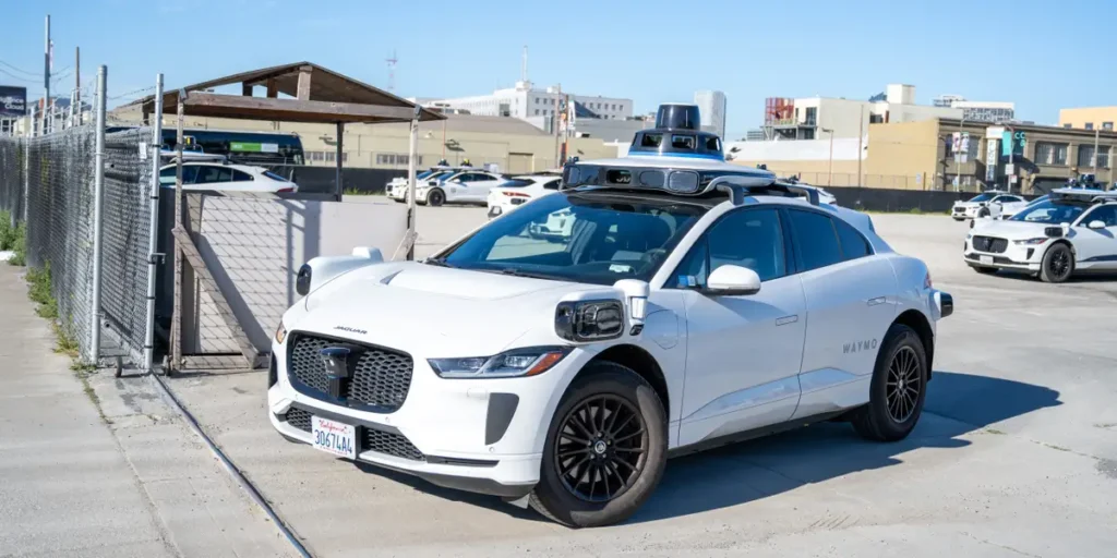 Waymo Self-Driving Car Stalls, Rider Advised to Use Uber or Lyft | Invesloan.com