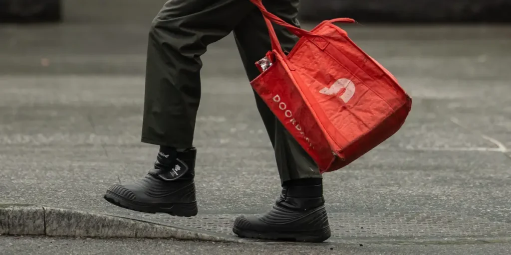 Delivery Drivers Say Customers Are Asking If They Received Their Tips | Invesloan.com