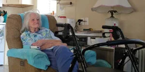 Mom Couldn’t Afford Assisted Living, Moved Her to Tiny House Next Door | Invesloan.com