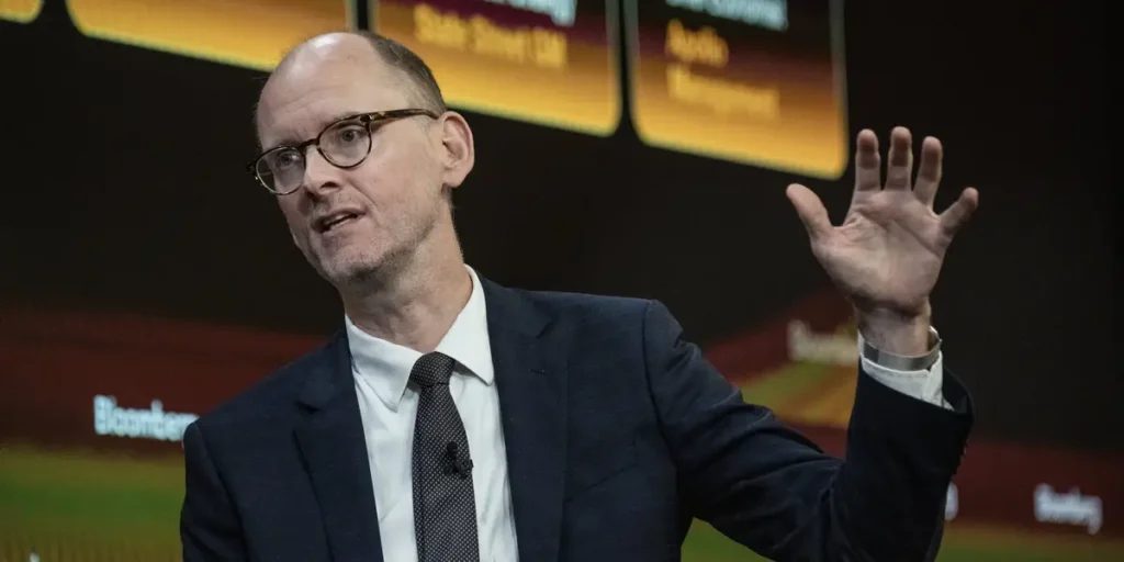 Apollo Chief Economist Says There’s No Evidence AI Is Taking Human Jobs | Invesloan.com
