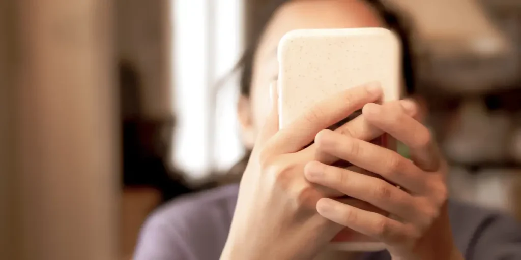 I Thought I Was Present for My Kids. My Phone Says Otherwise. | Invesloan.com