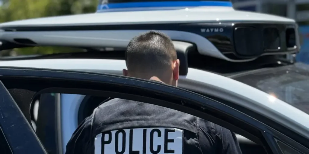 Waymo Called Police on Teens After Live Cabin Monitoring | Invesloan.com