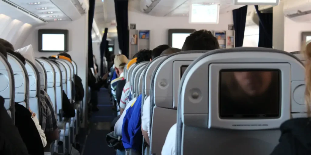 Phone Call Ban on Planes: Ex-Flight Attendants Support Bill | Invesloan.com