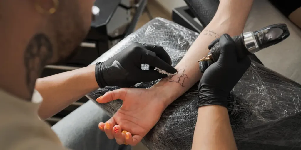 Founder Apologizes After Offering Interviews in Exchange for Tattoos | Invesloan.com