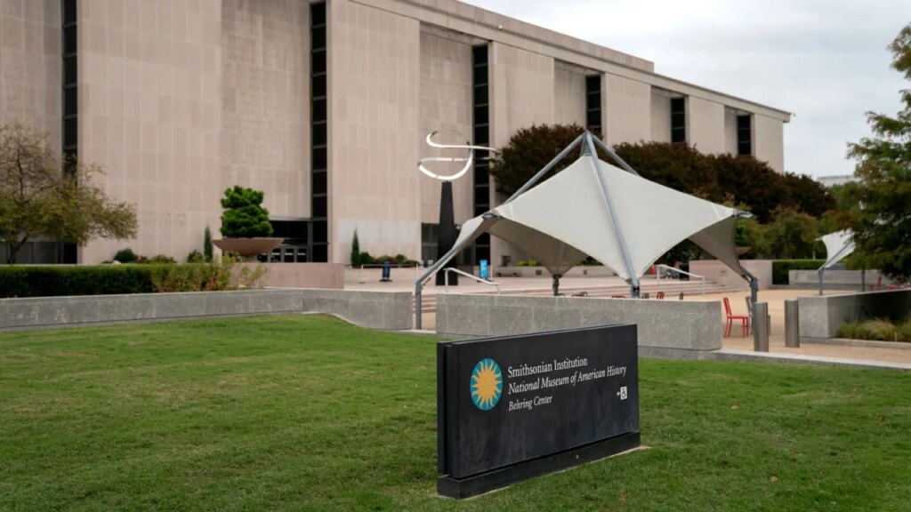 Smithsonian historical past museum accused of ideological seize by White House | Invesloan.com