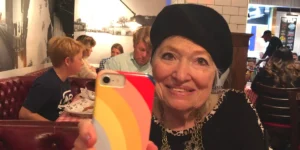 Caring for My 88-Year-Old Mom Means Being Her Tech Support | Invesloan.com