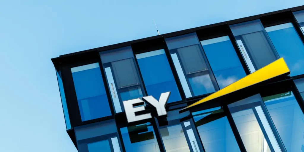 EY Creating ‘Value Realization’ Office to Ensure AI Spending Pays Off | Invesloan.com