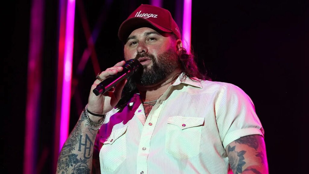 Viral video captures Koe Wetzel bringing younger fan on stage after recognizing challenge within the crowd at his live performance | Invesloan.com