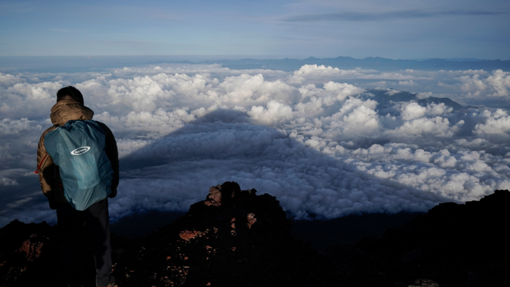 Seven-year-old boy pressured to hike Mt. Fuji alone after dad, older brother abandon him | Invesloan.com