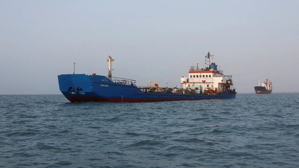 Iran retaliates in opposition to US forces after American strikes in key oil route and extra prime headlines | Invesloan.com
