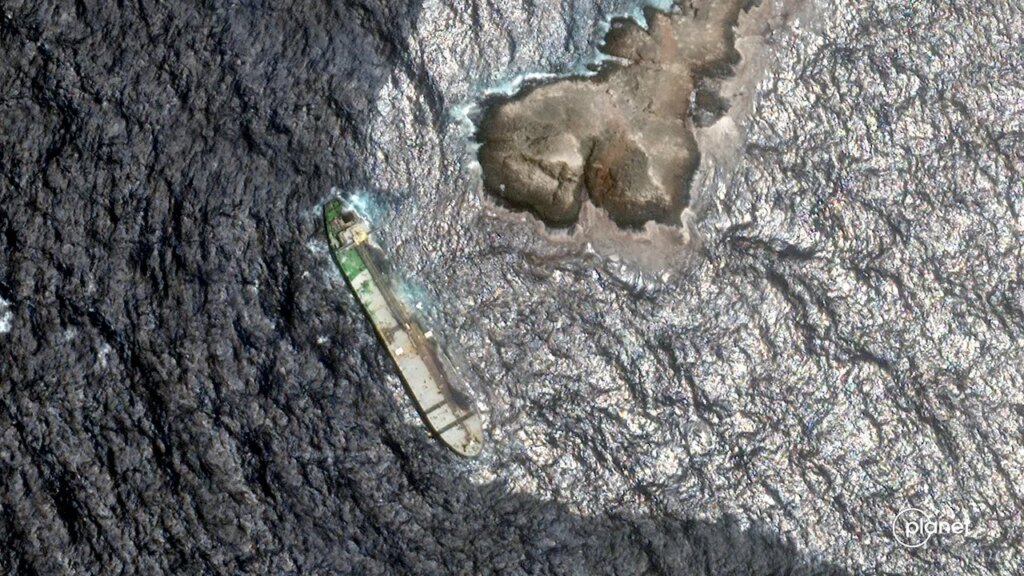 Sanctioned tanker leaks crude oil off Oman coast amid monsoon risk | Invesloan.com