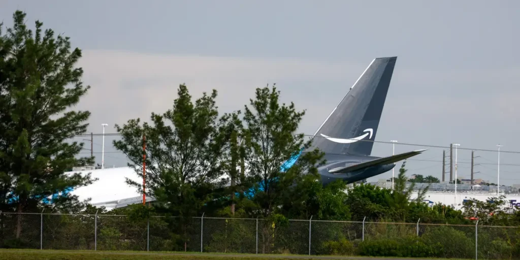 An Amazon Prime Air Plane Overshot a Runway and Crashed in Miami | Invesloan.com