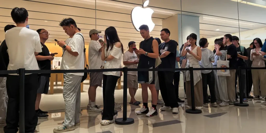 Photos Show Lines Around the World for iPhone 18 Pro Launch | Invesloan.com