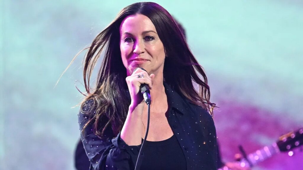 Alanis Morissette sues former tour supervisor for extortion and fraud | Invesloan.com