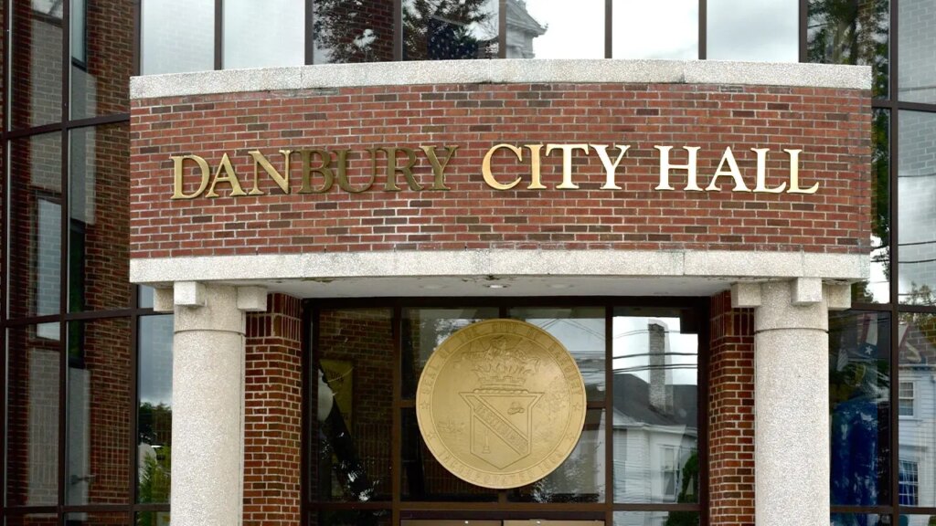 Danbury opens police hiring to DACA and lawful everlasting residents | Invesloan.com