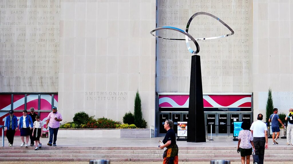 Trump calls on Smithsonian to interchange sculpture with Washington statue | Invesloan.com