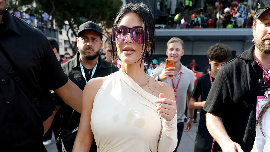 Kim Kardashian’s baseball mother actuality present appears completely stuffed with fireworks, Collinsworth shines & $1 beers | Invesloan.com